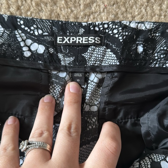 Express Shorts - Picture 3 of 3